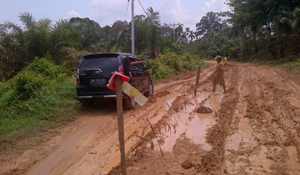 Jalan Muara Tabir Rusak Parah