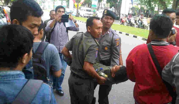 <b>JAMBI</b>Dua anggota Sat Pol PP Jambi ditabrak mobil pengangkut pasir di depan Bank Indonesia (BI) Telanaipura, Kota Jambi, sekitar pukul 10.30 WIB.