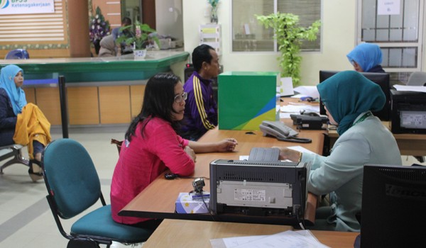 <b>KLAIM:</b> Peserta BPJS Ketenagakerjaaan (TK) di Provinsi Jambi saat mengajukan klaim, Jumâ€™at (5/9)