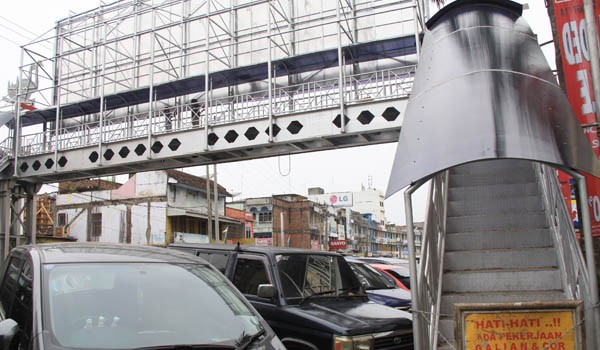 JPO di depan WTC Jambi belum bisa beroperasi karena belum dialiri listrik