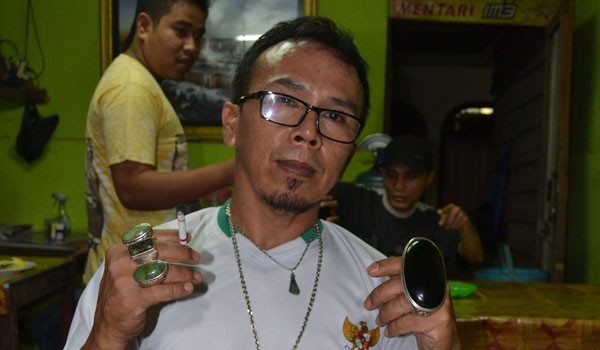 <b>KOLEKTOR BATU CINCIN:</b> dr Sephelio, berburu batu hingga ke daerah-daerah untuk menyalurkan hobby