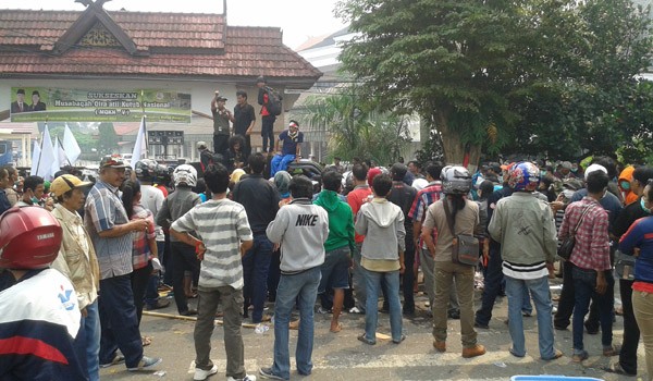 Ribuan warga lokalisasi pucuk mendatangi DPRD Kota Jambi
