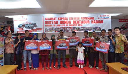 Para pemenang hadiah Gebyar Honda Bertabur Hadiah foto bersama dengan Manajemen PT Sinar Sentosa Primatama.