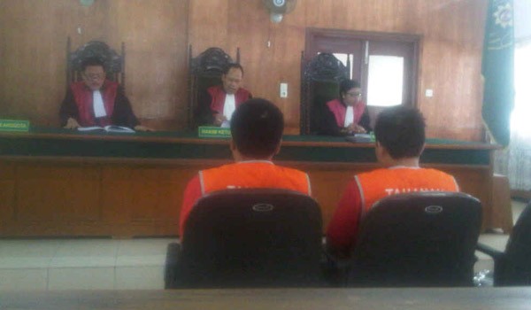 Dua kakak beradik Lukman dan Deni, didakwa tiga pasal berlapis oleh Jaksa Penuntut Umum (JPU) dalam sidang perdana dengan agenda pembacaan dakwaan yang digelar di Pengadilan Negeri (PN) Jambi Kamis (18/9)