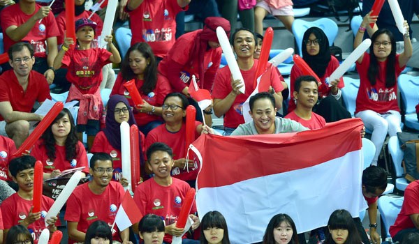 Suporter Indonesia memberikan dukungan kepada tim bulutangkis putri, saat berhadapan dengan Maladewa, Sabtu (20/9). Foto: Jung Yeon-Je/AFP