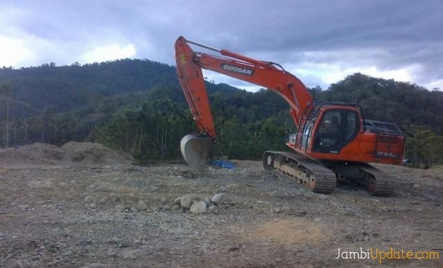 Aktivitas PETI di Merangin yang disinyalir menyebabkan keruhnya air Sungai Batang Mesumai