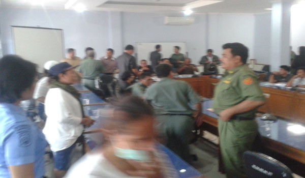 Tak puas dengan hasil hearing yang dilakukan di DPRD Kota Jambi siang ini (22/9)