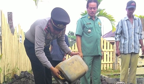  Atas inisiatif sendiri, masyarakat Kecamatan Sabak Timur dihadapan aparat kepolisian Sabak Timur