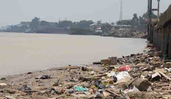 Daerah Aliran Sungai Batanghari mulai mengiring paska menyusutnya air sungai Batanghari. F/M KHAIDIR/JE