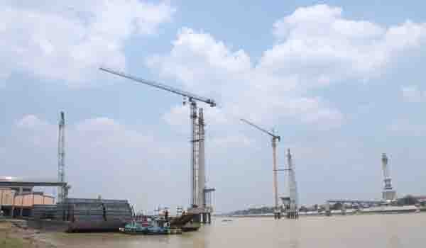 Pembangunan jembatan pedestarian hanya tinggal menunggu kabel tarik yang baru saja datang dari Italia.  F/M KHAIDIR/JE