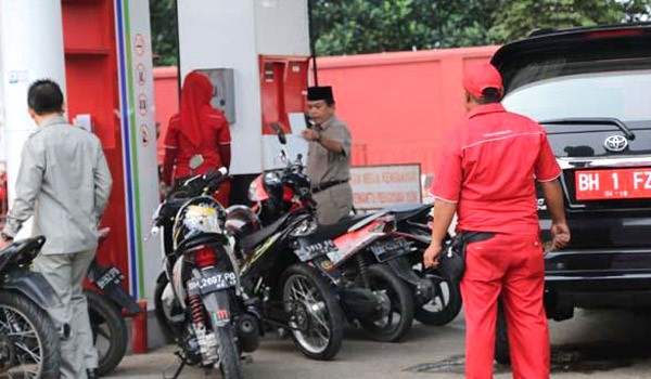 Bupati Merangin Al Haris berang di SPBU karena lokasi pelayanan pengisian BBM jadi tempat parkir pegawai SPBU