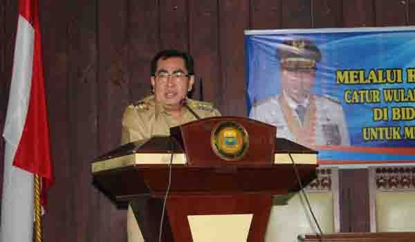 Walikota Sungai Penuh Asafri Jaya Bakri tampil sebagai salah satu narasumber pada Rapat Koordinasi (Rakor) Camat Caturwulan II Tahun 2014 tingkat Provinsi Jambi, Rabu (24/9)