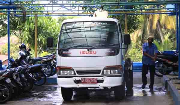 Pengisian tangki air milik PDAM untuk disuplai ke rumah-rumah warga Kota Jambi yang kekurangan air bersih