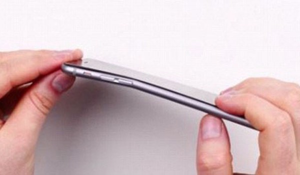 Pengguna iPhone 6 terkejut karena gadget generasi terbaru itu ternyata mudah bengkok saat disimpan di dalam saku. FOTO: daily mail