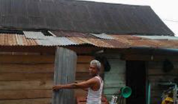 <b>Foto:</b> Salah Seorang Warga yang Rumah nya terkena Angin Kencang di Muaro Jambi