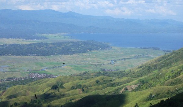 Wilayah Kabupaten Kerinci tampak jelas dari atas puncak Bukit Kayangan   