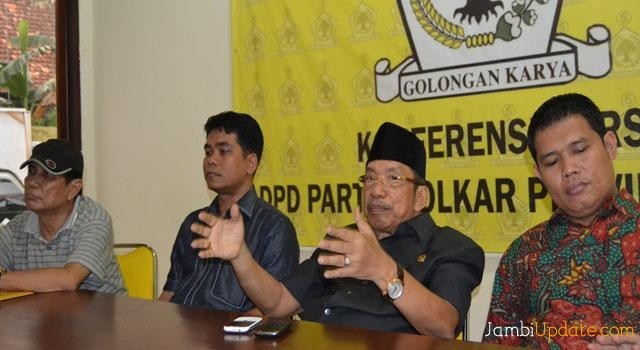 Abdul Jalil dua dari kiri