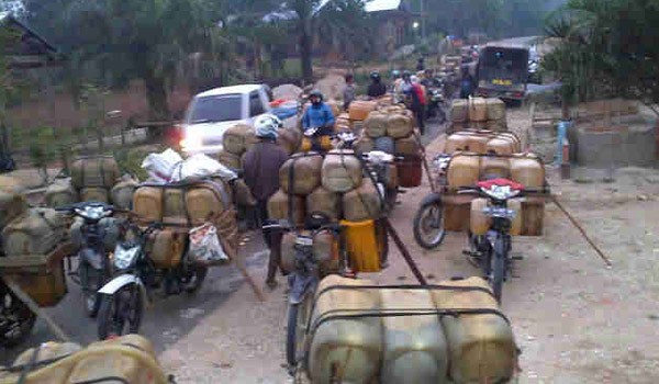 Solar Dipasok Oleh Puluhan Warga