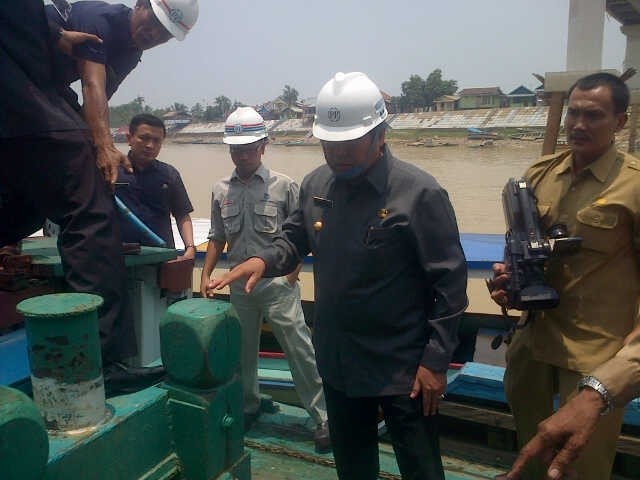Gubernur Jambi HBA saat meninjau pemasangan cable stayed jembatan pedestarian Siang ini (30/9). F/FATHUL/JAMBIUPDATE