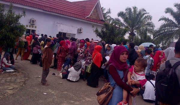 <b>Foto:</b> Antrian pelamar Dikantor BKD Guna Mengambil No Tes CPNS