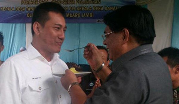 Doddy Sularso disuapi oleh Bupati Muarojambi Burhanuddin Mahir saat mengikuti acara beberapa waktu lalu