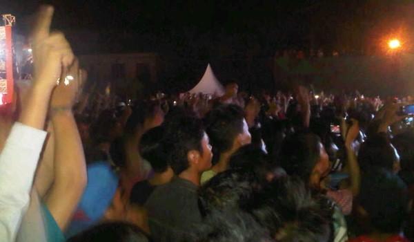 <b>Foto:</b> Penonton Yang Memadati Pelataran GOR Kotabaru Jambi Menyaksikan Konser Group Band Kotak