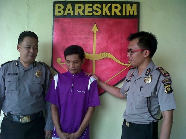 Iskandar, tersangka kasus curat (tengah) saat diamankan di Mapolsek Kota Baru