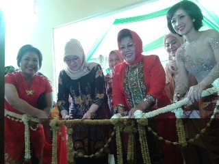 Pengguntingan pita yang dilakukan oleh Yusniana HBA dan Yulianan Fasha