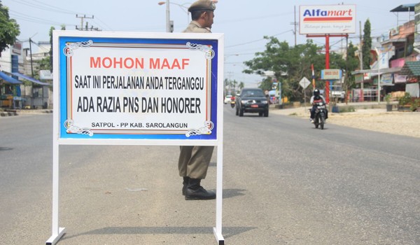 <b>Foto:</b> Saat Sat Pol PP Sarolangun Melakukan Razia PNS dan Honorer yang Tidak Disiplin 