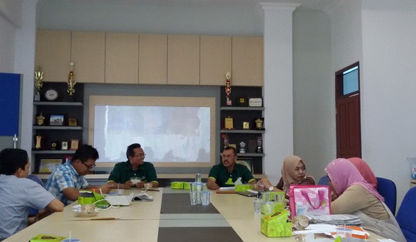 Deputi Pemimpin Wilayah, PT Pegadaian (Persero) Kantor Area Jambi, Wartono foto bersama dengan CEO Jambi Ekspres Sarkawi, Wakil GM Jambi Ekspres Eka Wahyu Setyaningsih,Pimpinan Perusahaan Jambi Ekspres Setya Novantodan Pemred Jambi Ekspres, Moch Haramen