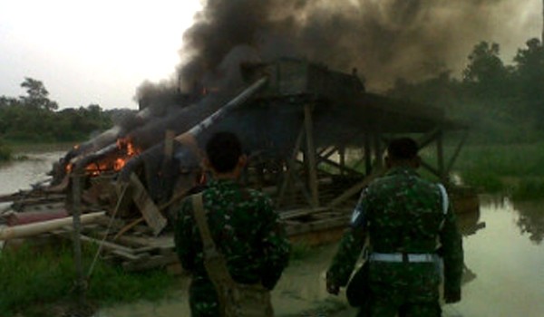 Aparat TNI memusnahkan peralatan dompeng  setelah terjaring razia
