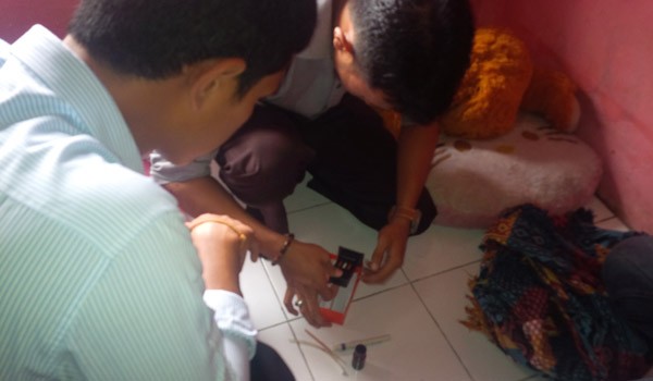 <b>Foto:</b> Petugas Saat Melakukan Tes Urine