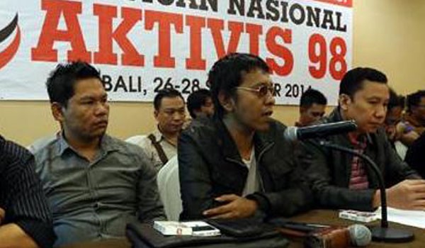<b>Foto:</b> Cecep Suryana (paling kanan) saat pertemuan Pena 98 di Bali