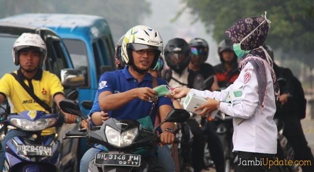 Pembagian masker di Simpang Camat Kota Baru Jambi