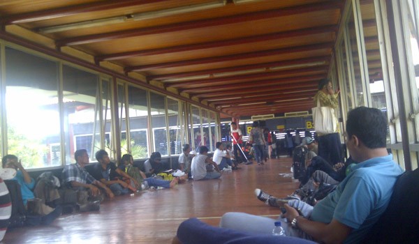 Warga yang hendak pulang  dari Jakarta menuju Jambi ternyata banyak yang tertahan di bandara Soekarno Hatta, Jakarta