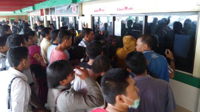 Penumpang mengembalikan tiket pesawat di bandara STS Jambi. F