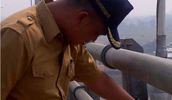 Kabid Pengairan sedang melihat kabut jembatan yang hilang