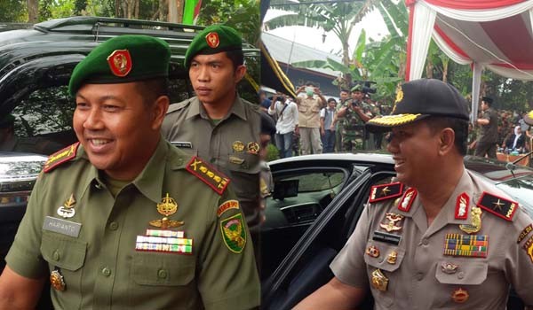 Dandrem 042/GAPU, Kolonel Infantri Harianto dan Kapolda Brigjen Pol Bambang Sudarisman, saat tiba dilokasi penutupan pucuk