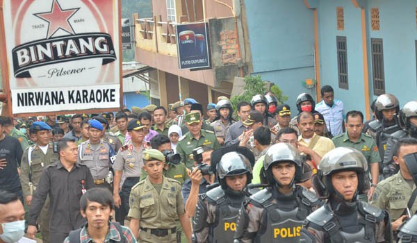 Walikota Jambi Syah Fasha dan Rombongan saat berjalan meninjau lokalisasi pucuk