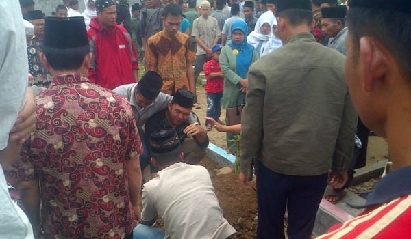 <b>Foto:</b> Proses pemakaman alm Mia Fitri Dewi