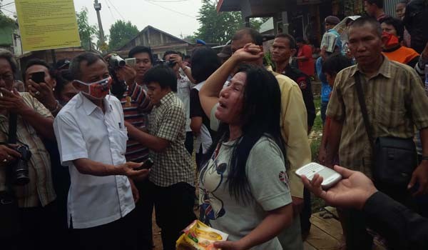  Mucikari, Eli, menangis dihadapan sejumlah wartawan dan pihak pengamanan menolak penutupan pucuk