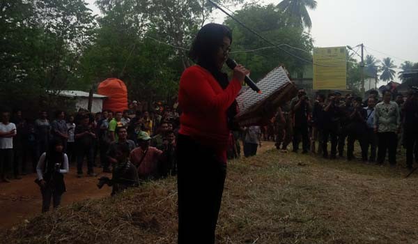 Jihan Maharani sebagai perwakilan warga, yang menyatakan setuju dengan penutupan lokalisasi pucuk