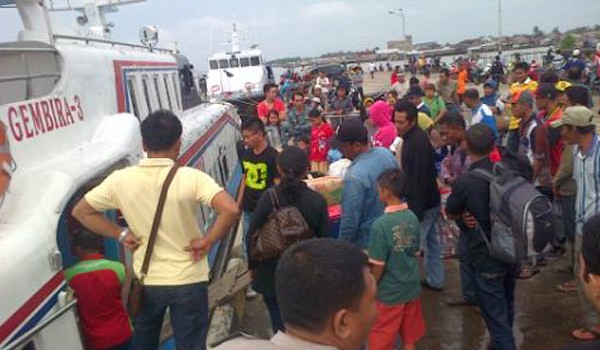 Penumpang menaiki kapal cepat