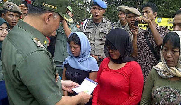 Walikota Jambi SY Fasha, saat memberi uang kompensasi kepada para PSK