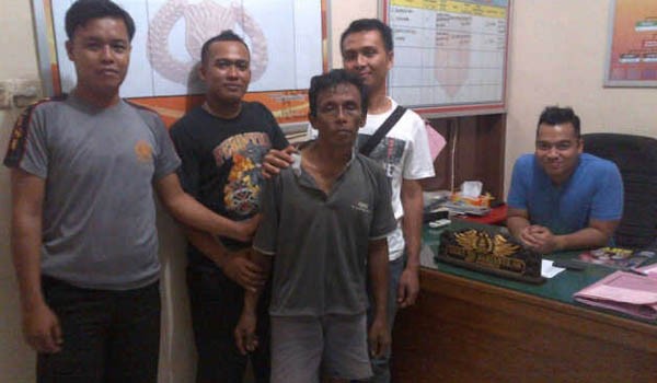 <b>Foto:</b> Bahderjon Chaniago Alias â€ŽAmbon (48), pelaku pencabulan anak dibawah umur  