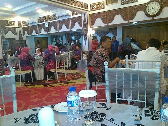 Guru favorot JE saat berada di rumah dinas gubernur Jambi