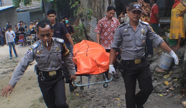 <b>Foto:</b> Polisi yang membawa mayat ucok untuk diotopsi