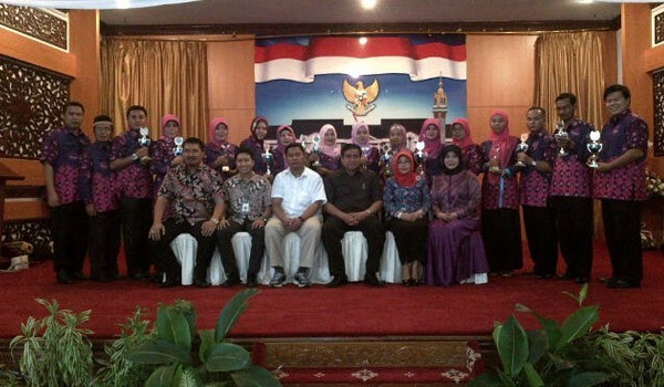 Guru Favorit JE saat dilepas oleh Gubernur Jambi HBA di rumah dinas gubernur Jambi