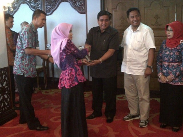 Gubernur Jambi HBA di dampingi CEO Jambi Ekspres Group Sarkawi saat memberikan hadia juara I Guru Favorit JE di rumah dinas gubernur Jambi