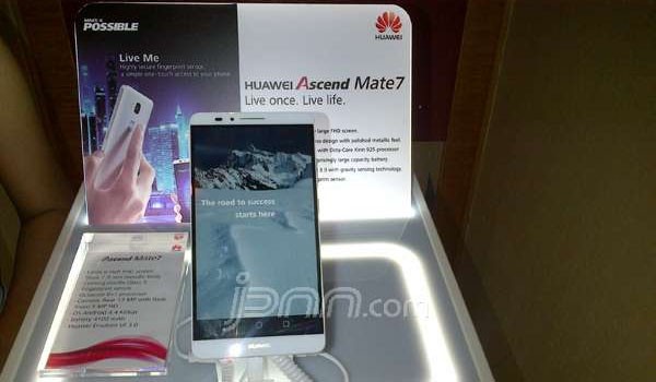  Huawei Ascend Mate7 yang diluncurkan kemarin malam di Hotel JW Marriot, Jakarta. Foto Yessy Artada/JPNN.com